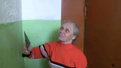 Пенсионерка из Перми самостоятельно ремонтирует подъезд общежития.