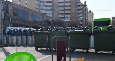 Митингующие перекрыли третью улицу в Ереване - Прошяна