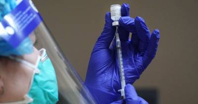 "Прострелы в голове, колющая боль, лихорадка": военная рассказала о побочных действиях после вакцинации от коронавируса