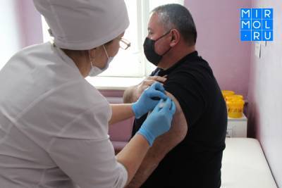 Руководитель отделения МФЦ РД по Кайтагскому району присоединился к вакцинации