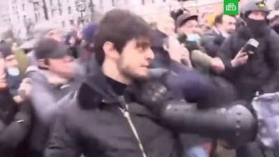 Чеченца, подравшегося с омоновцами на акции протеста в Москве, оставили под арестом