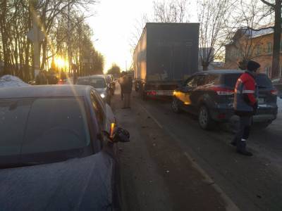 В Твери лихач протаранил четыре автомобиля и скрылся с места ДТП
