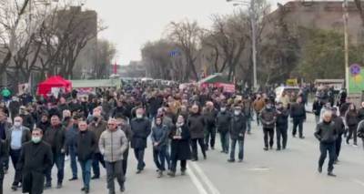 Оппозиция проводит шествие по центральным улицам Еревана и призывает народ присоединиться