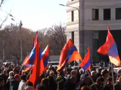 В Ереване толпа протестующих движется к зданию правительства