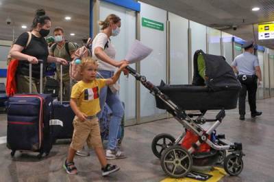 Правила выезда детей за границу собираются упростить