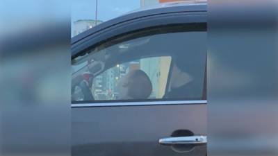 Автолюбитель прокатил малыша за рулем в Москве. Видео