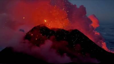 Вести. На Камчатке усиливается извержение самого высокого в Евразии Ключевского вулкана