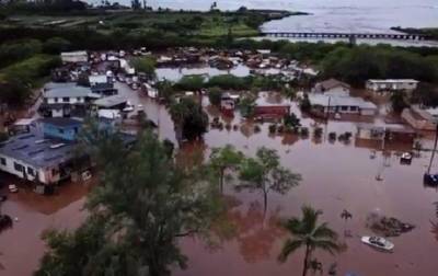 На Гавайях наводнение разрушило дома и мосты