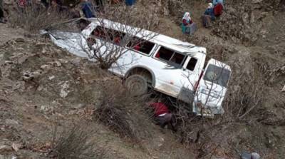 В Турции автобус с детьми сорвался со скалы, есть жертвы