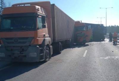 Погиб пассажир одного из грузовиков, столкнувшихся на трассе М11 в Тверской области