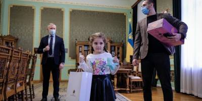 В детсаду Черновцов девочку не поздравили с 8 марта, потому что родители не сдали деньги, позже она получила подарок от Зеленского