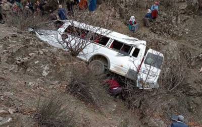 У Туреччині автобус зірвався зі скелі: загинули діти