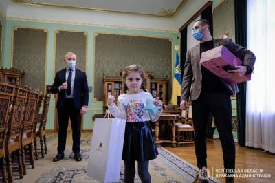 Зеленский поздравил с 8 Марта девочку, которую затравили в садике Черновцов: милые фото
