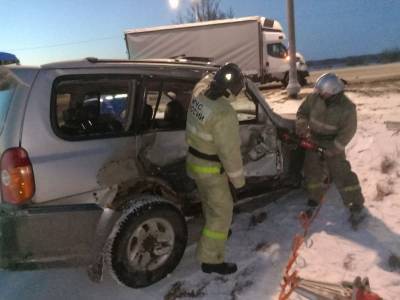 В Смоленской области на М1 легковушка столкнулась с грузовиком. Есть пострадавший