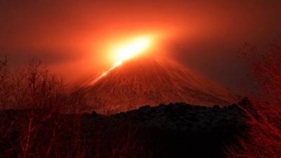 Видео: вулканические бомбы и лаву извергает Ключевская сопка на Камчатке