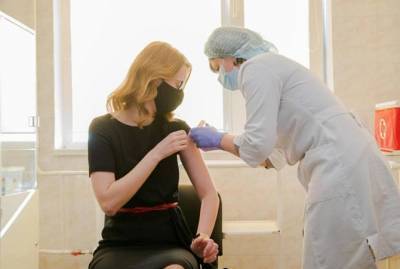 Роксолана Пидласа первой из "Слуг народа" получила вакцину: Хочу показать, что она безопасная