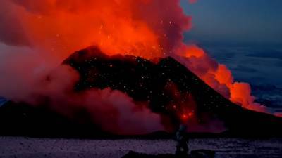 Вести в 20:00. Извержение Ключевской сопки: уникальные кадры удалось сделать туристам-экстремалам