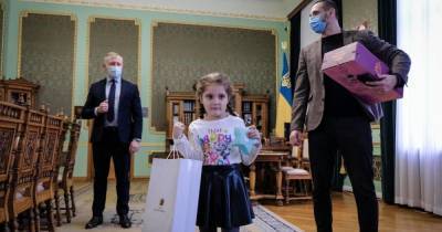 Девочка, которую затравили в черновицком детском саду, получила подарок от Зеленского