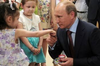 Путин подписал указ о выплатах на детей, увеличив их в два раза
