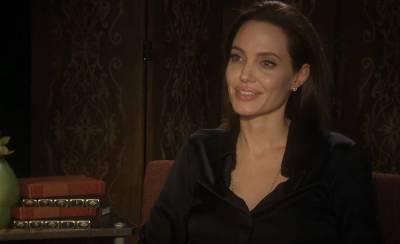 Джоли в черном свитере и колготках в сеточку показала стройные ноги: "Как у модели"