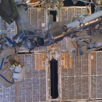 Космонавты заделали все трещины на МКС