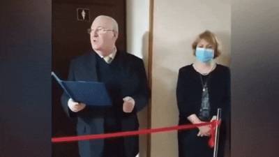 В университете в Киеве с размахом встретили 8 Марта, торжественно открыв женский туалет — видео