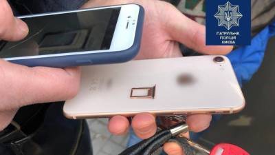 Киевские патрульные задержали мужчину, который отбирал телефоны у школьников: фото