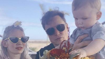 Счастливая семья: Илон Маск показал подросшего сына и любимую
