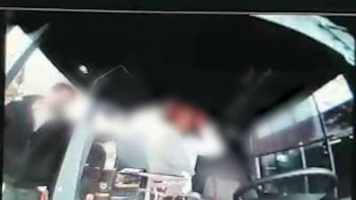 Видео: в Тверии подростки напали на водителя автобуса за просьбу оплатить проезд