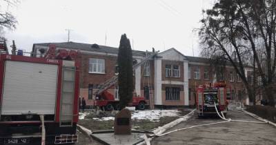 В Хмельницкой области горела районная больница: эвакуировали 16 медиков и 7 больных (5 фото)