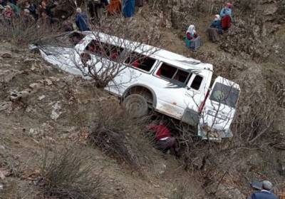 В Турции автобус сорвался со скалы: погибли двое детей