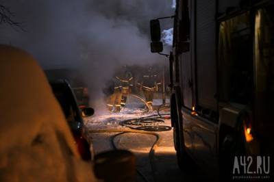 Тушили 25 человек: в Кемерове загорелся производственный цех