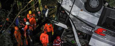 26 человек погибли при падении школьного автобуса с обрыва в Индонезии