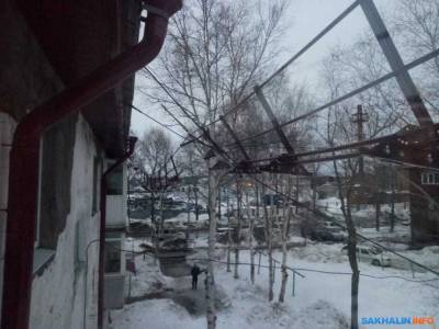 На жильцов дома в Ново-Александровске скоро свалится металлическое ограждение
