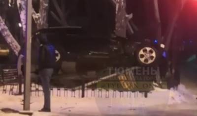 Ночью в центре Тюмени автомобиль влетел в дерево и перервернулся