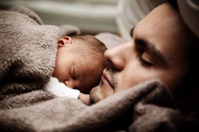 "Малышка очень милая": Алексей Панин растрогал фанатов снимком с новорожденным ребенком