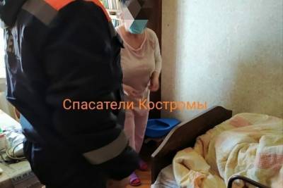Костромские спасатели выезжали на вызов по вызволению пенсионера из кровати