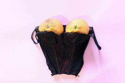 Холли Берри продемонстрировала оголенную грудь в прозрачном наряде
