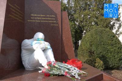 Татьяна Беляева возложила цветы к памятнику погибшим медикам