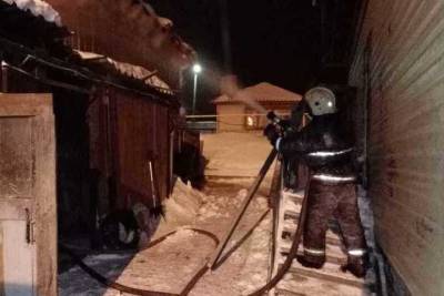 Ночью в Первоуральске при пожаре погибло семь лошадей