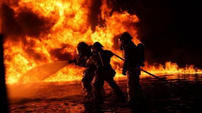 Сотрудники МЧС ликвидируют пожар в производственном здании под Владимиром
