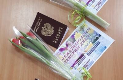 Накануне 8 марта кунгурские полицейские вместе с новым паспортом вручали женщинам букеты