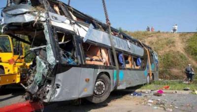 В Индонезии автобус провалился в овраг, десятки погибших