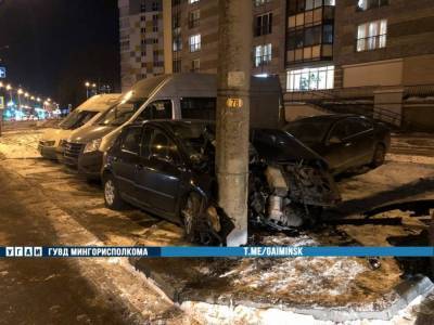 Водитель «Пежо» вдребезги разбил авто об осветительную мачту в Минске