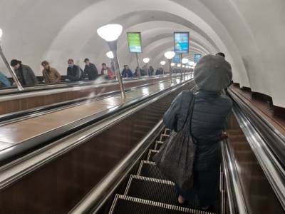 «Зеленую» ветку метро в Петербурге полностью закрыли: поезда не ходят, на станции не пускают