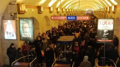 Все станции "зеленой" ветки метрополитена закрыли для входа в Петербурге