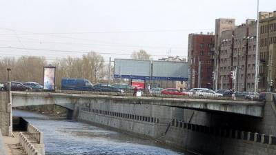 Сотрудники МЧС спасли девушку, которая пыталась спрыгнуть с моста на Обводном канале
