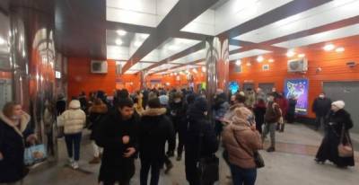 Станции «Василеостровская» и «Беговая» закрыты из-за большого пассажиропотока