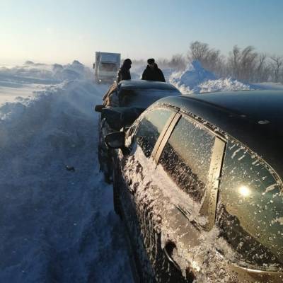В Челябинской области спасатели километр по сугробам несли на носилках пострадавшего в ДТП