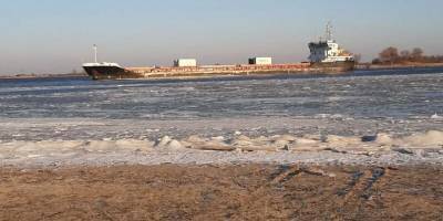 В Астрахани теплоход "Порт Оля-2" сняли с мели